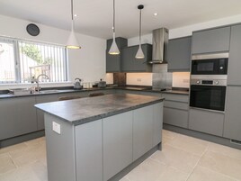 Refrigerador, lavavajillas, tetera/pava eléctrica, tostadora