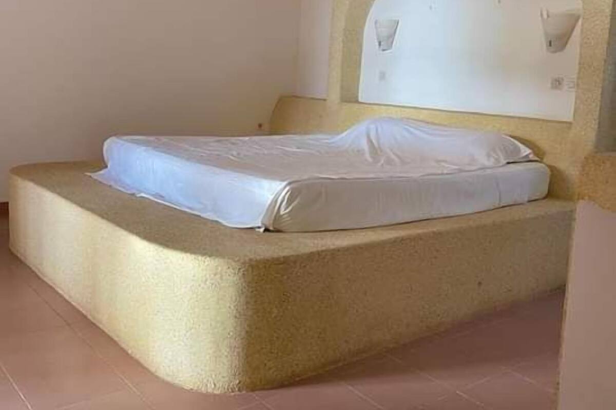 Premium bedding, down duvets, Select Comfort beds