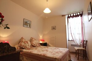 3 bedrooms, iron/ironing board, travel crib, internet - Gite DU Moulin, 2078 (UZESTE)