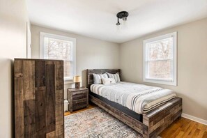 3 quartos, cofres nos quartos, ferros/tábuas de passar roupa