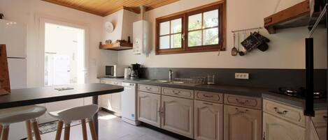 Fridge, oven, stovetop, dishwasher