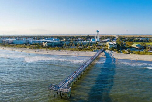 Steps from the beach, pool, and downtown IOP!