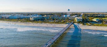 Steps from the beach, pool, and downtown IOP!