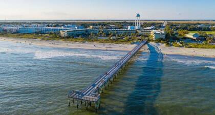 Steps from the beach, pool, and downtown IOP!