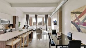 2 bedrooms, iron/ironing board, travel cot, WiFi - Stylish Urban 2BR Loft Near Convention Center (Dallas)