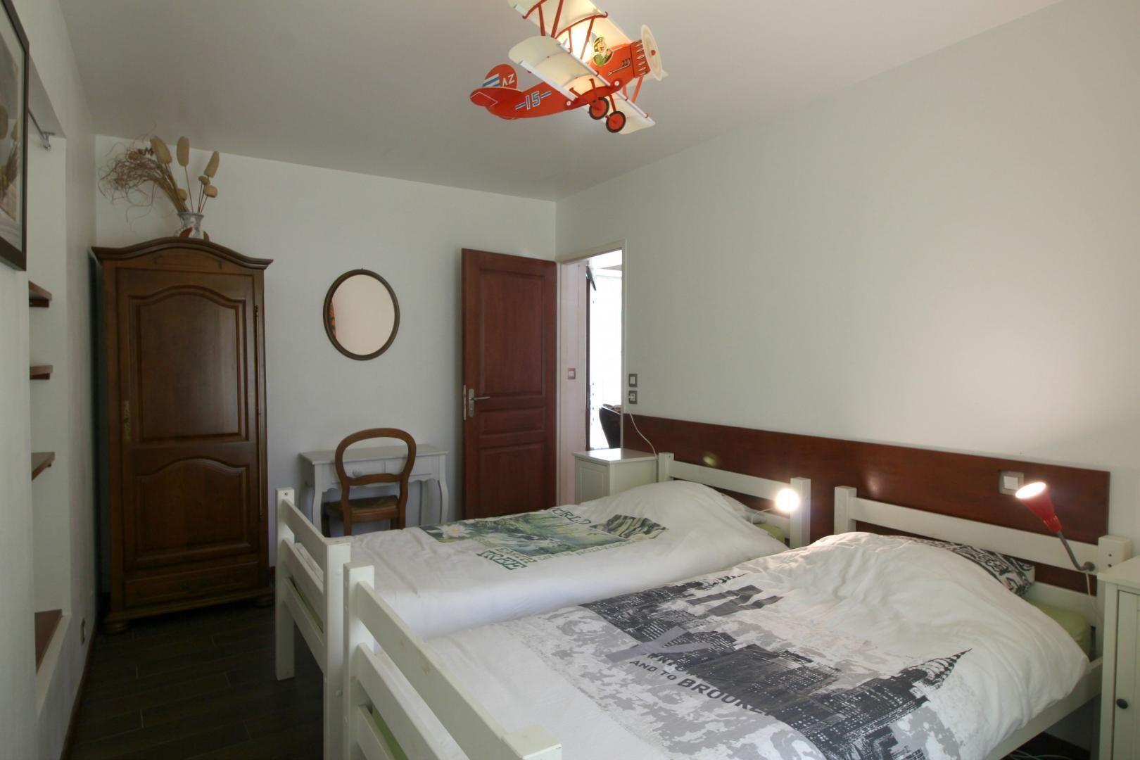2 habitaciones, tabla de planchar con plancha, cuna de viaje y internet 