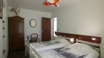 2 habitaciones, tabla de planchar con plancha, cuna de viaje y internet