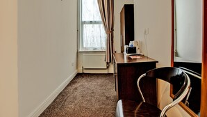 Chambre triple Standard, Plusieurs lits | Bureau, literie fournie