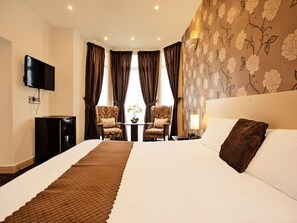 Family Room, 2 Queen Beds (Standard) | Desk, bed sheets - The Waverley Hotel (Great Yarmouth)
