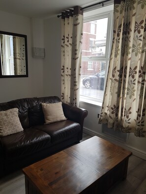 Habitación doble, 1 cama matrimonial y sofá cama | Escritorio, tabla de planchar con plancha y ropa de cama 