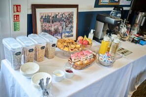 Free daily continental breakfast - Lord Kitcheners Guest House (Lowestoft)