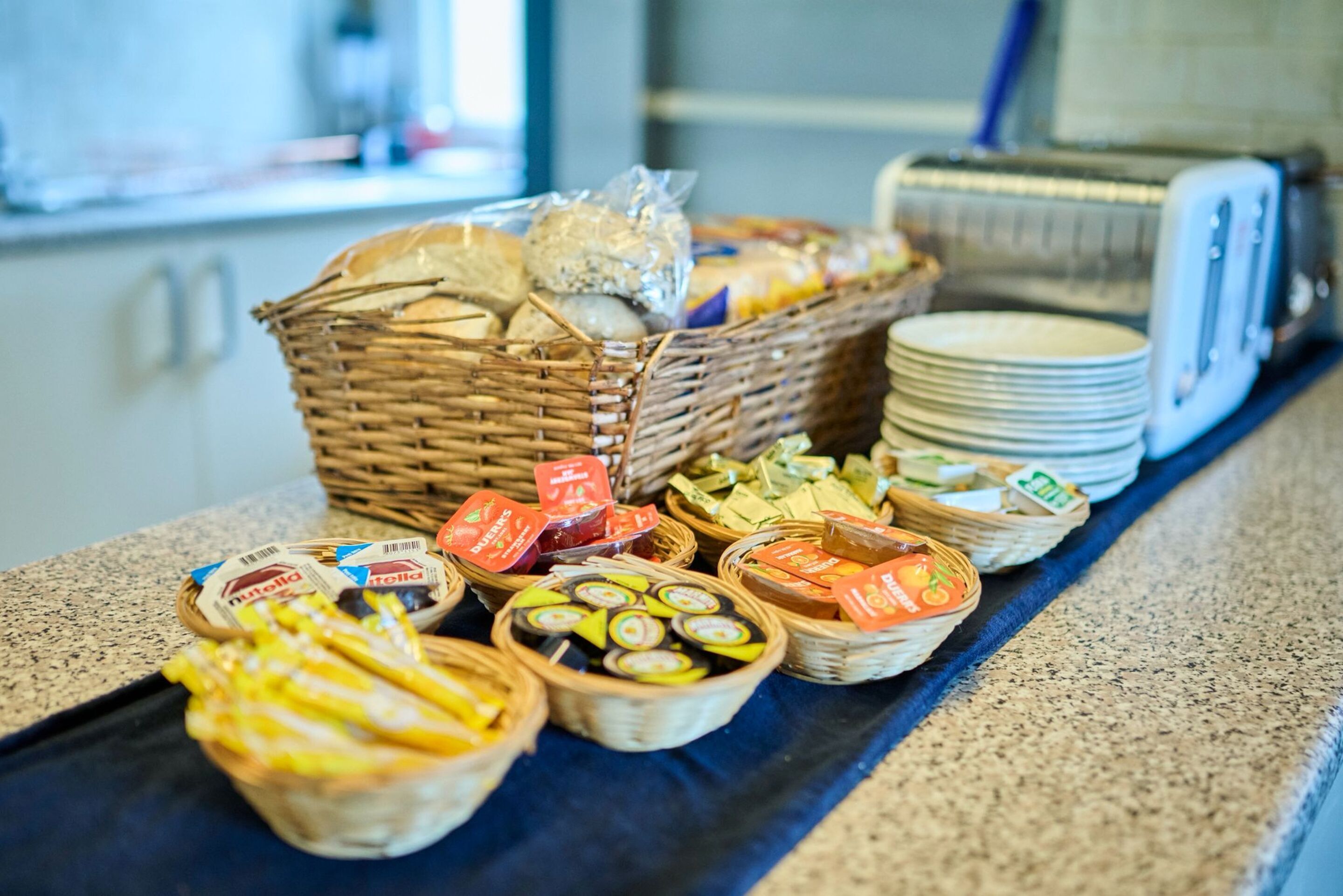 Una mesa de buffet con diferentes alimentos y salsas.