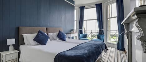 Habitación doble estándar, 1 cama matrimonial | Escritorio y ropa de cama