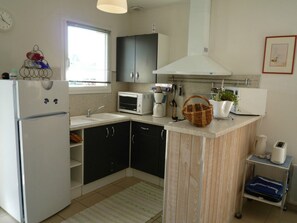 Fridge, oven, stovetop, cookware/dishes/utensils - Gite DES Metairies - Hourtin (HOURTIN)