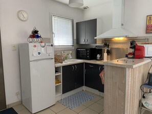 Fridge, oven, stovetop, cookware/dishes/utensils - Gite DES Metairies - Hourtin (HOURTIN)