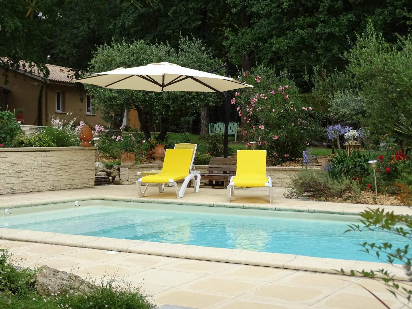 Een verwarmd zwembad