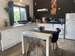 Réfrigérateur, un four, surface de cuisson, chaise haute