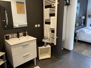 1 sovrum, strykjärn/strykbräda, resesäng och internet