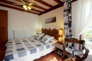 1 habitación, tabla de planchar con plancha, cuna de viaje y internet 