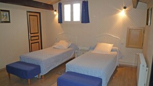 3 soverom, strykejern/-brett, reiseseng for barn og internettilgang