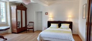 2 quartos, ferros/tábuas de passar roupa, berço de viagem