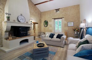 TV, fireplace - Le Clos du Peyrot - Mauriac (MAURIAC)