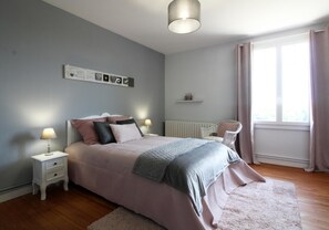 3 chambres, fer et planche à repasser, lit parapluie, accès Internet