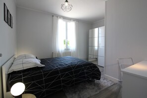 3 bedrooms, iron/ironing board, travel cot, Internet