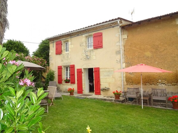 Terrace/patio - Gîte de Monfollet - Berson (BERSON)