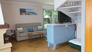 TV, fireplace - Gîte des Ecureuils - Lanton (LANTON)