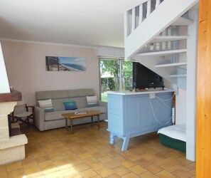 TV, fireplace - Gîte des Ecureuils - Lanton (LANTON)