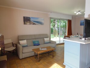 TV, fireplace - Gîte des Ecureuils - Lanton (LANTON)