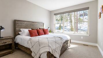 3 bedrooms, iron/ironing board, WiFi (free), bed sheets