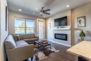 Smart TV, fireplace
