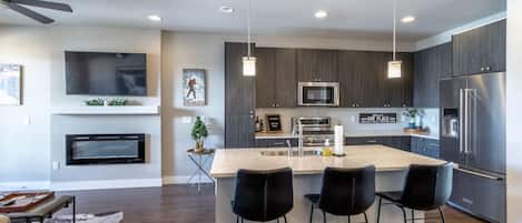 Fridge, microwave, stovetop, dishwasher