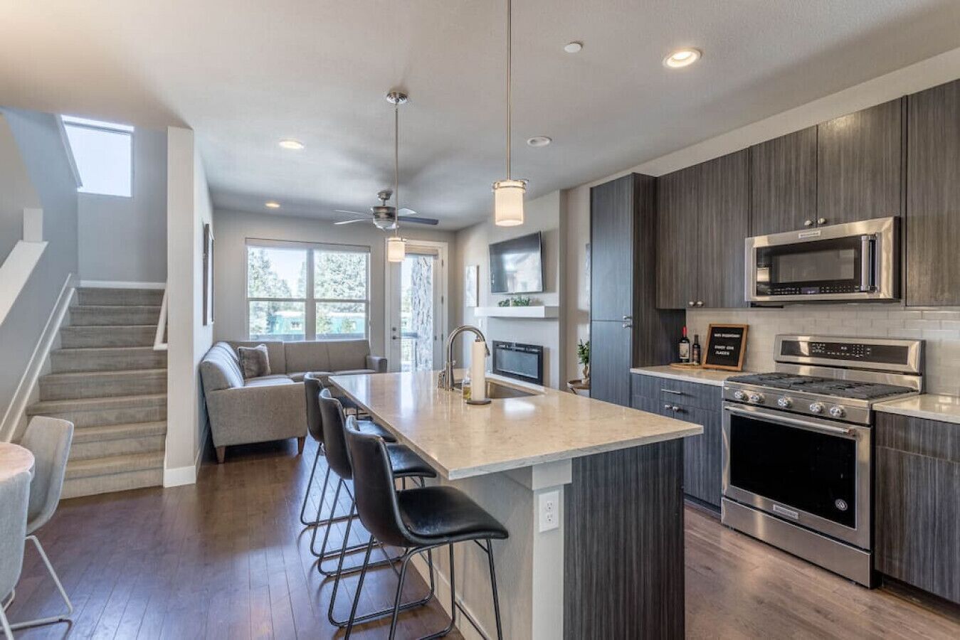 Réfrigérateur, micro-ondes, plaque de cuisson, lave-vaisselle