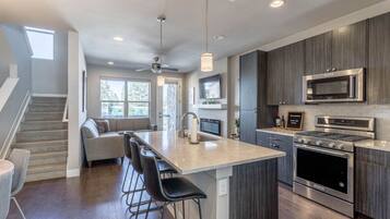 Réfrigérateur, micro-ondes, plaque de cuisson, lave-vaisselle