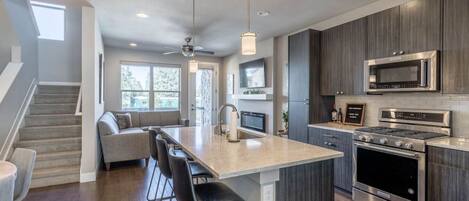 Fridge, microwave, stovetop, dishwasher