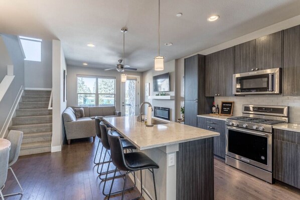 Fridge, microwave, stovetop, dishwasher