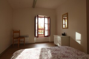 2 Schlafzimmer, BĂŒgeleisen/BĂŒgelbrett, Reisekinderbett, Internetzugang