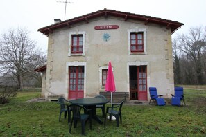 Outdoor dining - Gite DE LA Gare - Uzeste (UZESTE)