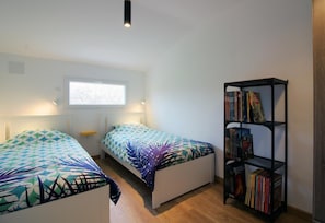 2 quartos, ferros/tábuas de passar roupa, berço de viagem