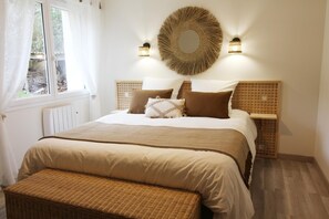 2 dormitorios, tabla de planchar con plancha, cuna de viaje y Internet