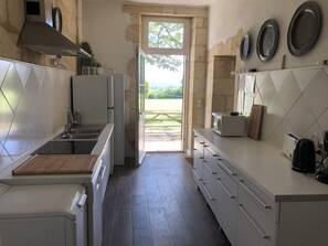 Fridge, microwave, oven, stovetop - Gite Bellevue - Cubzac-les-ponts (CUBZAC-LES-PONTS)