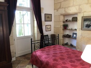 3 bedrooms, iron/ironing board, travel cot, free Internet