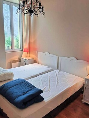 2 soverom, strykejern/-brett, reiseseng for barn og internettilgang