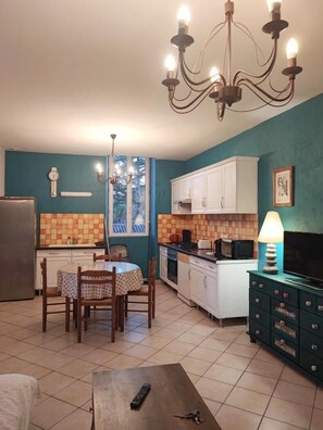 Kjøleskap, ovn, kokeplater og oppvaskmaskin