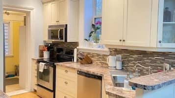 Astianpesukone, talouspaperi, ruokailupöytä