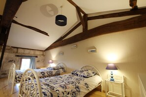 3 habitaciones, tabla de planchar con plancha, cuna de viaje y internet 