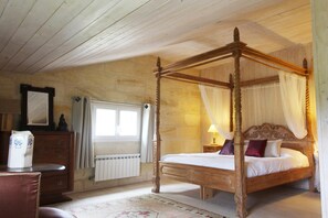 3 bedrooms, iron/ironing board, travel cot, Internet